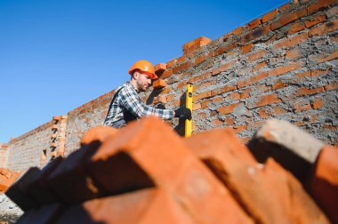 Açık havada inşaat alanında çalışan bir inşaatçının portresi..
