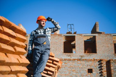 İnşaat mason işçi çimento tuğla açık havada mala macun bıçak ile yükleme.