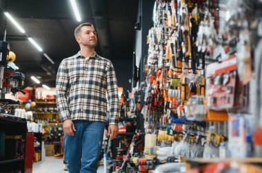 Hırdavatçıda duran olgun bir adamın portresi..