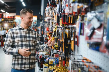 Hırdavatçıda duran olgun bir adamın portresi..