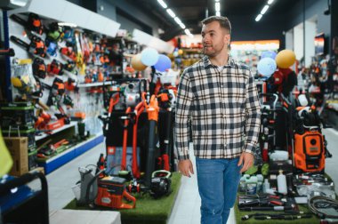 Hırdavatçıda duran olgun bir adamın portresi..