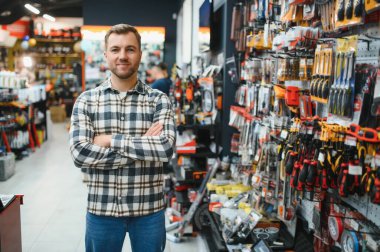 donanım deposunda çalışan genç adam.