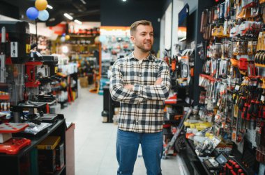 donanım deposunda çalışan genç adam.