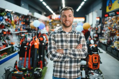 donanım deposunda çalışan genç adam.