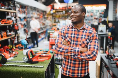 Hırdavatçıda duran bir adamın portresi..