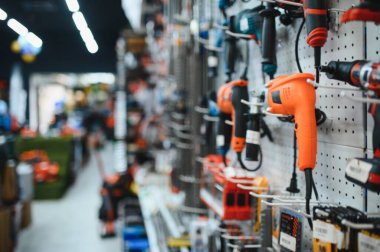 Çeşitli üreticilerin inşaat ve elektrik aletleri bölümü.