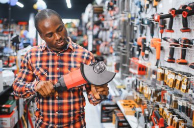 Afro-Amerikalı bir adam hırdavatçıda.