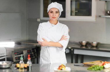 Mutfaktaki kadın aşçı. Yemek pişirme konsepti.