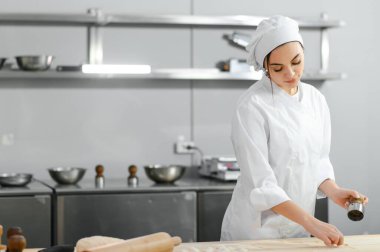 Mutfak işçisi kıymalı hamurdan hamur köftesi yapıyor..