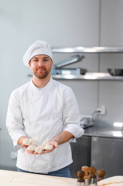 Yarı bitmiş ürünlerin üretimi. Dondurulmuş gıda ürünleri satışı. Aşçı khinkali veya börek yapar..