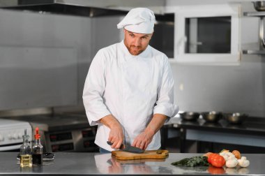 Şef aşçı sebze onun mutfakta hazırlanması.