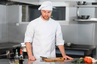 Şef aşçı sebze onun mutfakta hazırlanması.