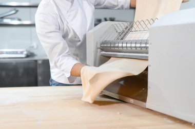 Hamur üretimi için bir fabrika. Seçici odaklı arkaplan ve metin için alanı kopyala.