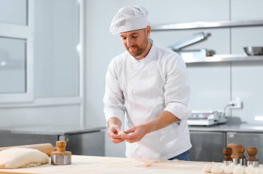 Yarı bitmiş ürünlerin üretimi. Dondurulmuş gıda ürünleri satışı. Aşçı khinkali veya börek yapar..