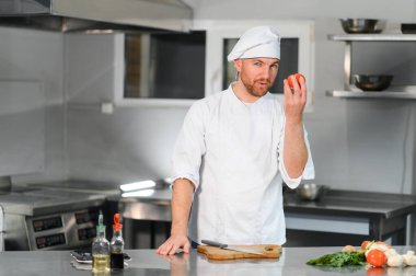 Şef aşçı sebze onun mutfakta hazırlanması.