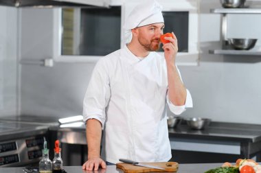 Şef aşçı sebze onun mutfakta hazırlanması.