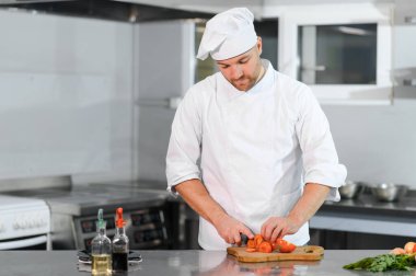 Ünlü bir lokanta mutfağında çalışan Profesyonel Aşçı.