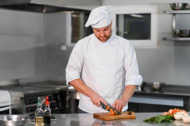 Şef aşçı sebze onun mutfakta hazırlanması.