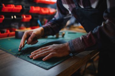 Koyu arkaplanda deri mağazasında çalışıyorum..