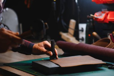 Koyu arkaplanda deri mağazasında çalışıyorum..