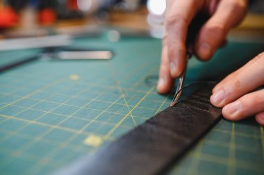 Deri kemer deri atölyesinde çalışma süreci. Adam holding işçiliği aracı ve çalışma.