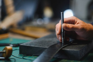 Koyu arkaplanda deri mağazasında çalışıyorum..