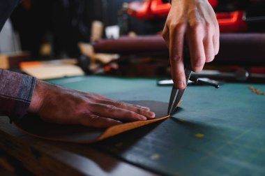 Koyu arkaplanda deri mağazasında çalışıyorum..