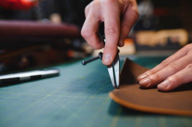 Banner terzi sanayi zanaatkârı. Deri rulo ve atölyede el yapımı zanaat araçları.