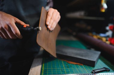 Koyu arkaplanda deri mağazasında çalışıyorum..