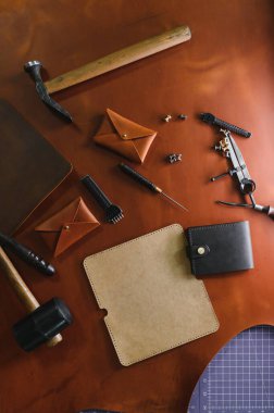 Deri arka planda deri sancak için araçlar.