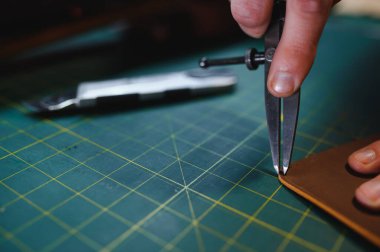 deri işçiliği araçları natürmort.