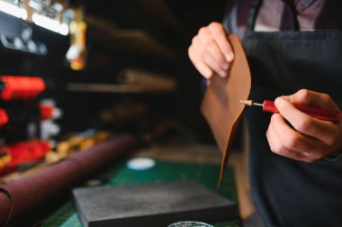 Banner terzi sanayi zanaatkârı. Deri rulo ve atölyede el yapımı zanaat araçları.