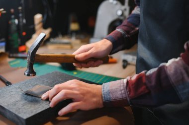 Banner terzi sanayi zanaatkârı. Deri rulo ve atölyede el yapımı zanaat araçları.