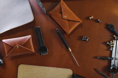 Deri arka planda deri sancak için araçlar.