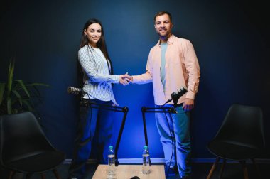 Mutlu podcaster yayıncıları erkek ve kadın podcast 'ten sonra el sıkışıyor.