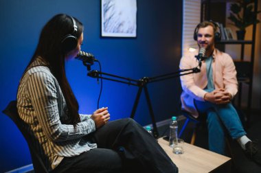 Canlı yayında sunucu kadınla röportaj yapıyor, moda ve tarz trendleri hakkında konuşuyor, fikirlerine katılmıyor. Adam sosyal medya ünlüleriyle tartışıyor, podcast kaydediyor.