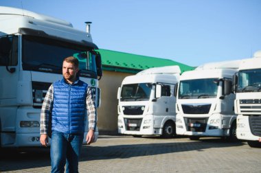 Otoparktaki kendine güvenen kamyon şoförünün portresi. Boşluğu kopyala.