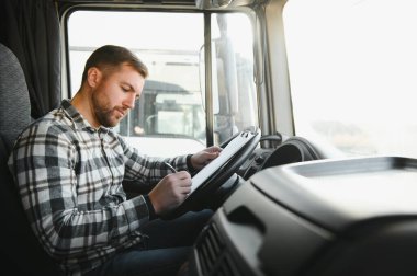 Lojistik, teslimat arabası ve dosya evrakları olan adam ya da stok, ürün dağıtımı ya da nakliye bilgileri için kontrol listesi. Tedarik zinciri, kurye servisi ve çalışan mutlu minibüs veya kamyon şoförü.