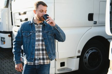 Otoparktaki kendine güvenen kamyon şoförünün portresi. Boşluğu kopyala.