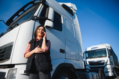 Minibüsün önünde telefon eden mutlu kadın..