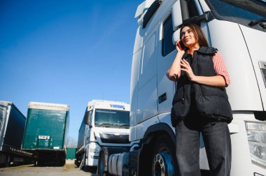 Park yerinde duran güzel bir kadın kamyon şoförünün portresi..