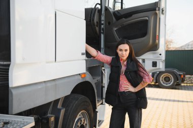 Genç ve güzel bir kadının portresi. Profesyonel kamyon şoförü..