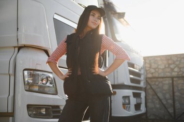 İlk turunu başarıyla tamamladıktan sonra kamyonetinin önünde duran kadın kamyon şoförü..