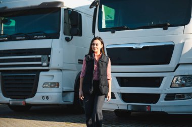 Genç ve güzel bir kadının portresi. Profesyonel kamyon şoförü..
