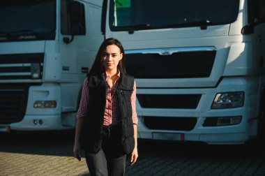 Otoparktaki genç bayan profesyonel şoför. Halk ve endüstriyel ulaşım kavramı.