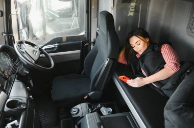 Kamyon şoförü kamyonun içindeki kabinin içinde uyuyor. Kamyoncu yaşam tarzı ve iş yerinde uyuyan insanlar..