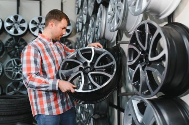 Araba tamircisinin araba jantları atölyede tekerlekleri takmaya hazır..