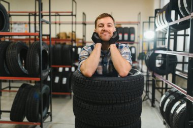 Lastiği olan profesyonel bir işçi. Lastik tamir servisinde adam var..