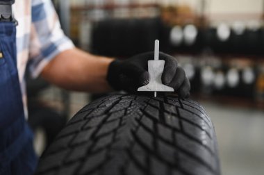 Mekanik ölçüm lastik sırt derinlik otomobil Servis Merkezi.
