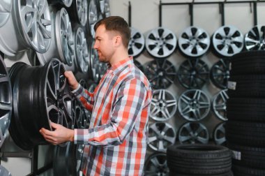 Alıcı arabası için yeni alaşım tekerlekleri seçer..